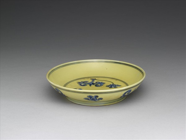 黃釉青花花卉紋盤