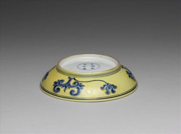 黃釉青花花卉紋盤