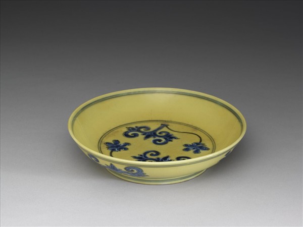 黃釉青花花卉紋盤