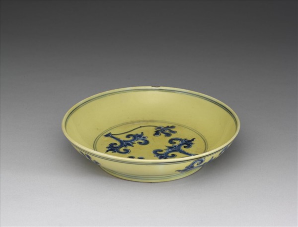 黃釉青花花卉紋盤