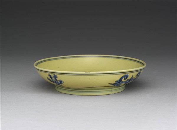 黃釉青花花卉紋盤