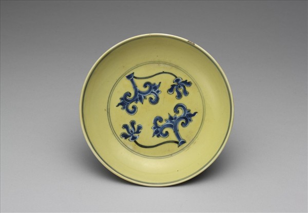 黃釉青花花卉紋盤