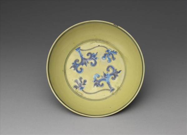黃釉青花花卉紋盤
