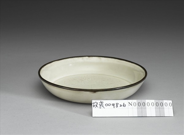 定窯 白瓷劃花牡丹紋碟