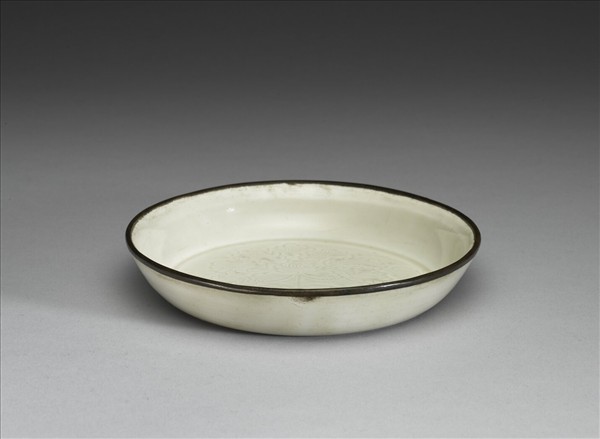 定窯 白瓷劃花牡丹紋碟