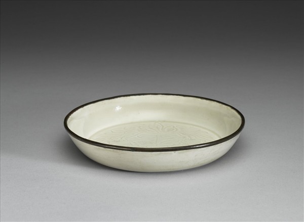 定窯 白瓷劃花牡丹紋碟