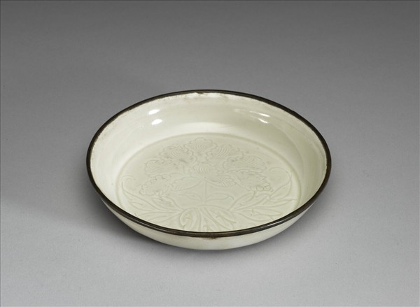 定窯 白瓷劃花牡丹紋碟