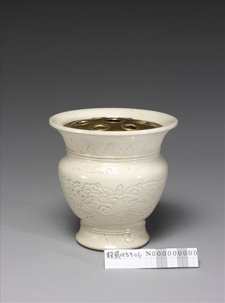 白瓷劃花靈芝紋渣斗