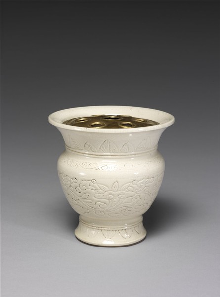 白瓷劃花靈芝紋渣斗