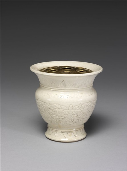 白瓷劃花靈芝紋渣斗