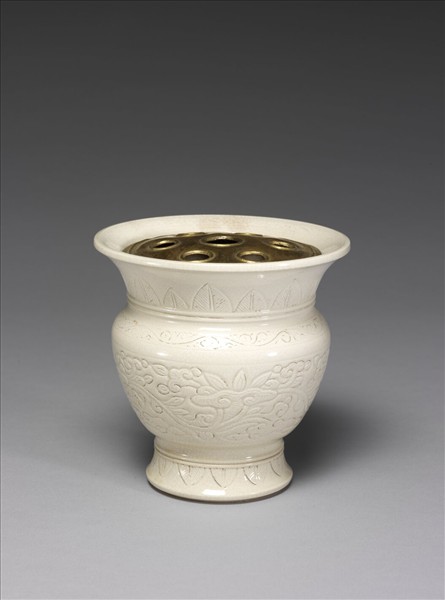 白瓷劃花靈芝紋渣斗