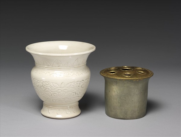 白瓷劃花靈芝紋渣斗