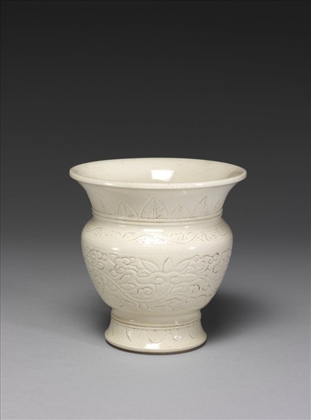 白瓷劃花靈芝紋渣斗