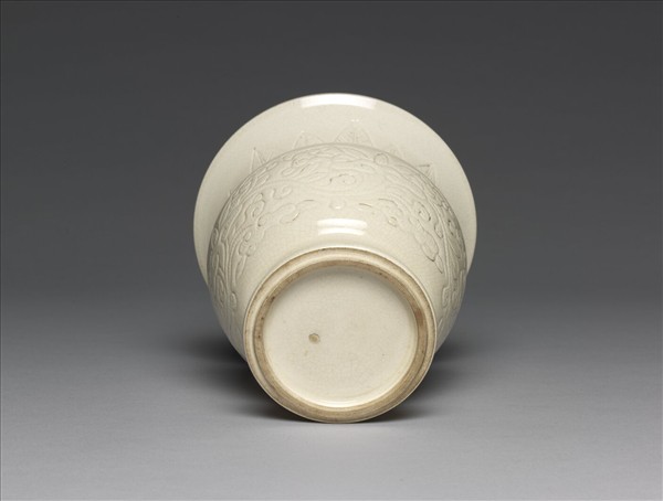 白瓷劃花靈芝紋渣斗