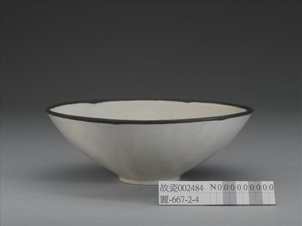 定窯 白瓷印花花卉紋碗