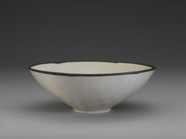 定窯 白瓷印花花卉紋碗