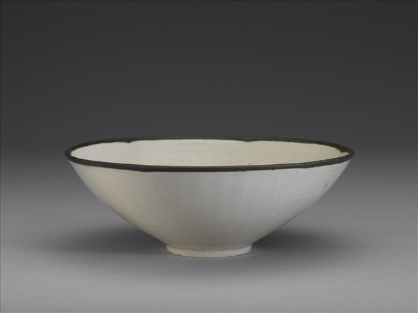 定窯 白瓷印花花卉紋碗