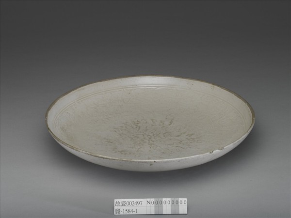 定窯 白瓷刻花牡丹孔雀紋盤