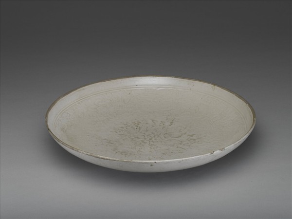 定窯 白瓷刻花牡丹孔雀紋盤