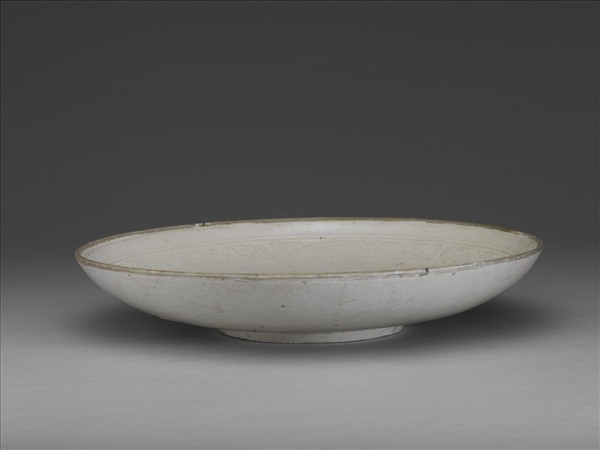 定窯 白瓷刻花牡丹孔雀紋盤