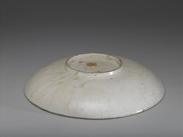 定窯 白瓷刻花牡丹孔雀紋盤