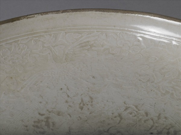 定窯 白瓷刻花牡丹孔雀紋盤