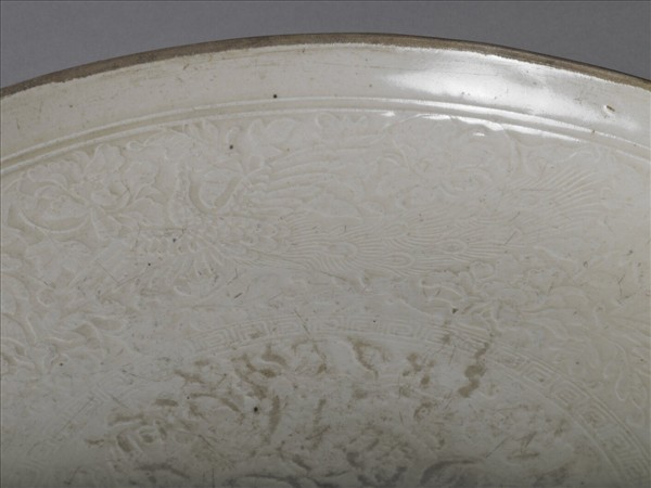 定窯 白瓷刻花牡丹孔雀紋盤