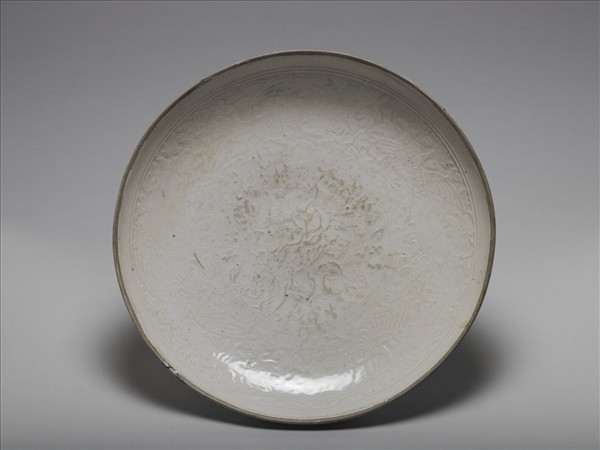 定窯 白瓷刻花牡丹孔雀紋盤