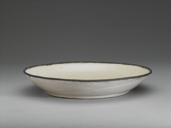 白瓷印花龍紋盤