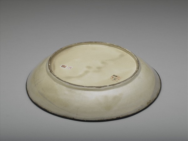 白瓷印花龍紋盤