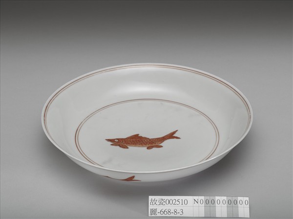 白瓷描紅魚紋盤