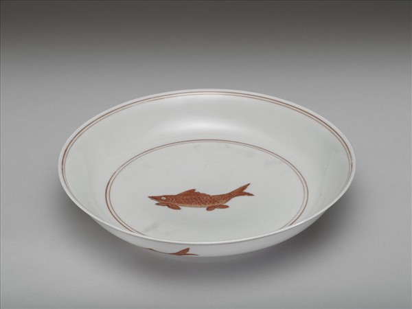 白瓷描紅魚紋盤