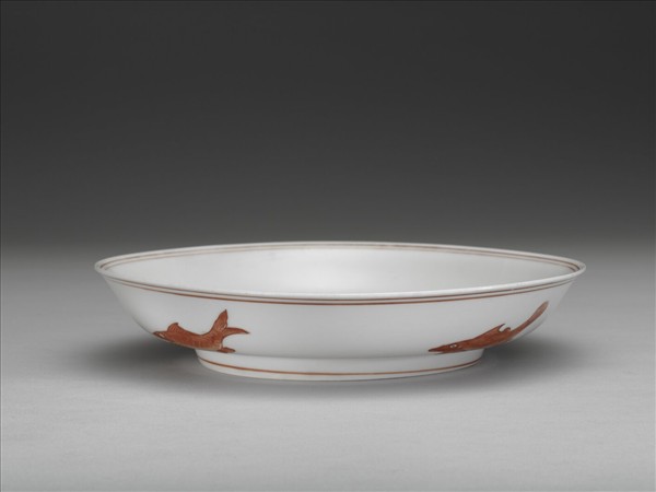 白瓷描紅魚紋盤