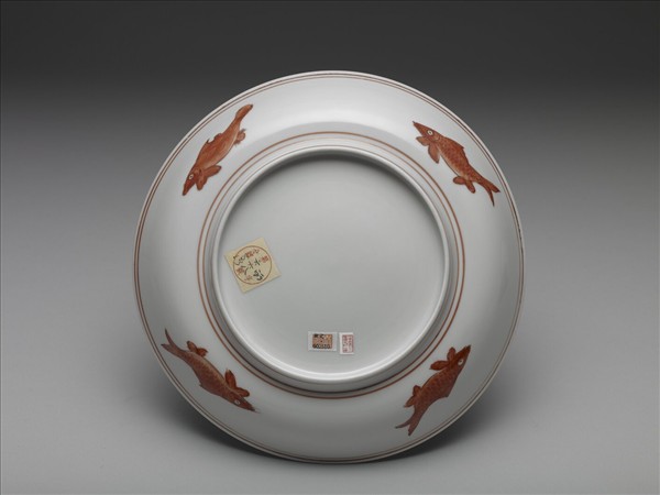 白瓷描紅魚紋盤
