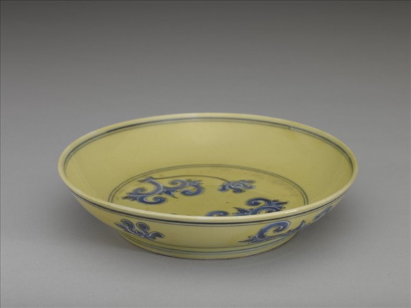 黃釉青花花卉紋盤