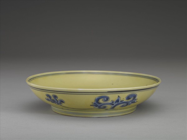 黃釉青花花卉紋盤