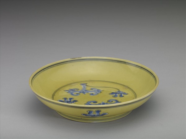黃釉青花花卉紋盤
