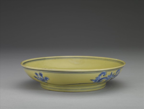 黃釉青花花卉紋盤