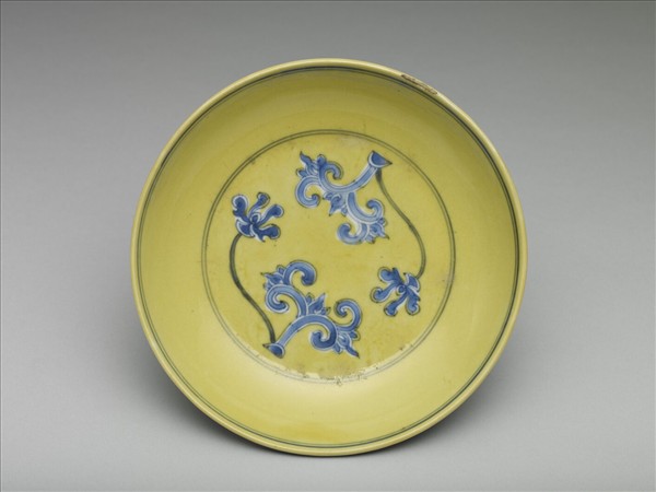 黃釉青花花卉紋盤