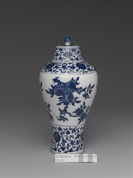 青花三多花果紋梅瓶