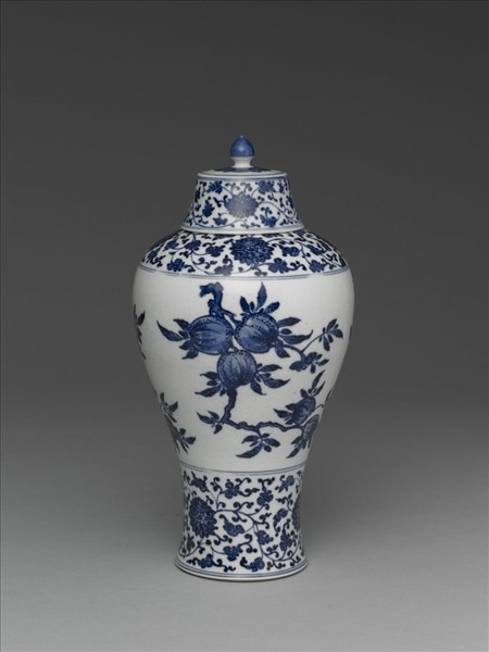 青花三多花果紋梅瓶