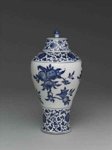 青花三多花果紋梅瓶