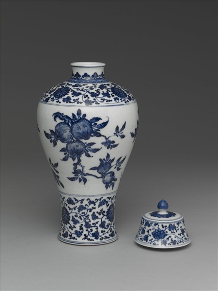 青花三多花果紋梅瓶