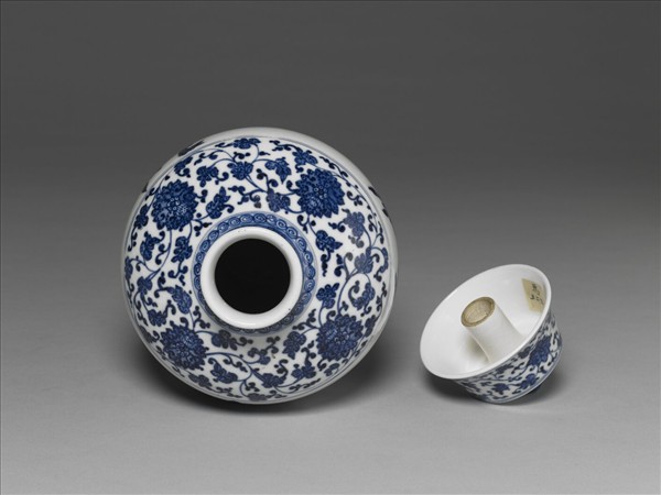 青花三多花果紋梅瓶