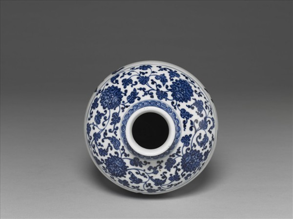 青花三多花果紋梅瓶