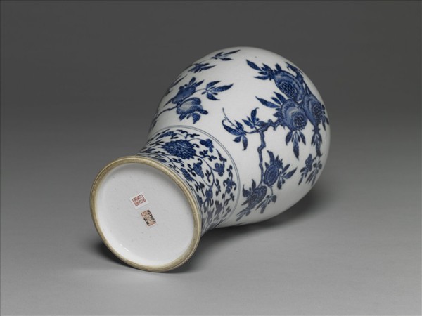 青花三多花果紋梅瓶