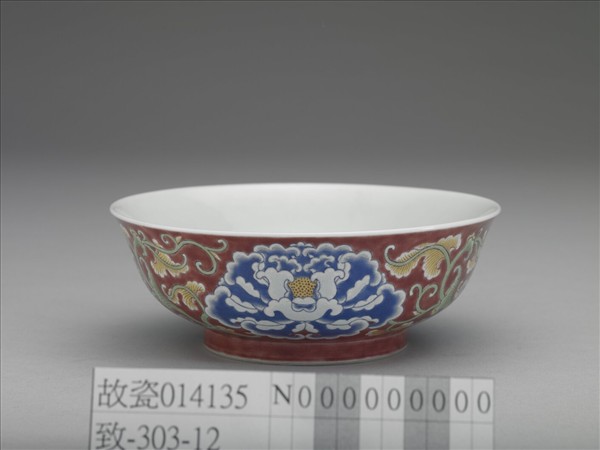 琺瑯彩紅地牡丹紋碗