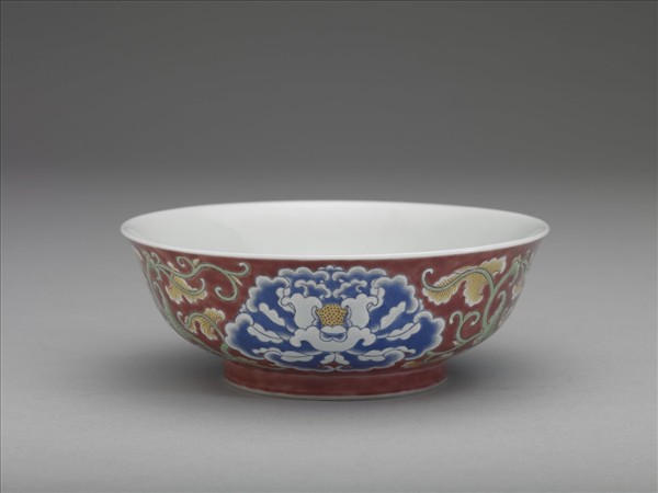 琺瑯彩紅地牡丹紋碗