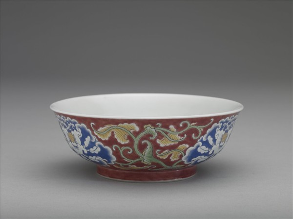 琺瑯彩紅地牡丹紋碗