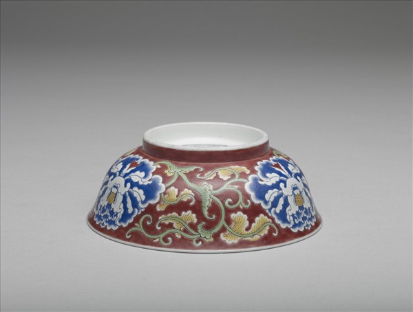 琺瑯彩紅地牡丹紋碗